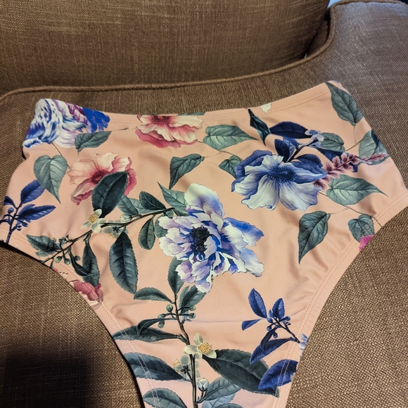 Bikini - Picture 6 of 6